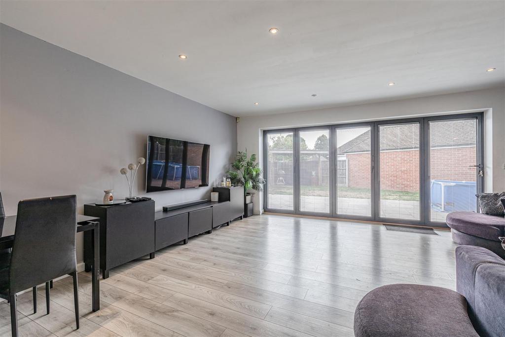 1 Park Close Byfleet KT14 7 FH - 18.jpg