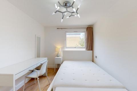 3 bedroom flat to rent, Pollitt Drive
