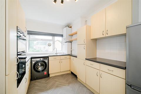 2 bedroom flat to rent, 23 Aldersbrook Road, London