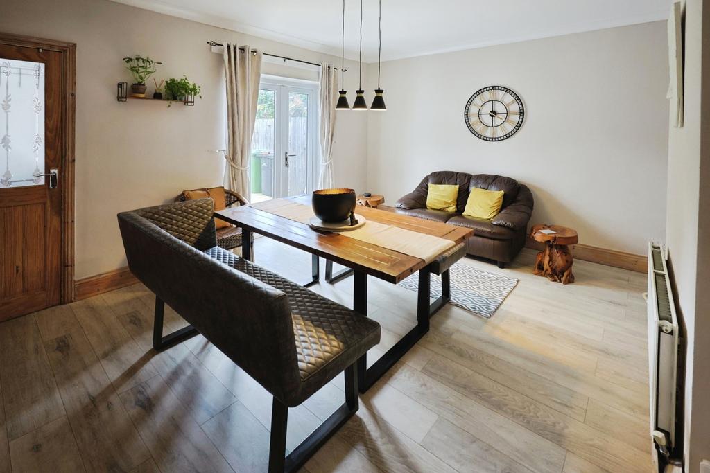 Pbox-dining room-312561.JPG