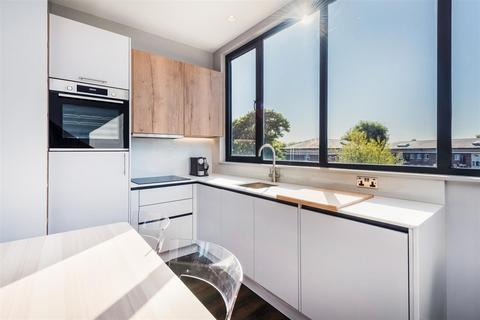 2 bedroom flat for sale, Stile Hall Gardens, London, W4