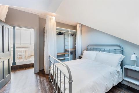 2 bedroom flat for sale, Stile Hall Gardens, London, W4