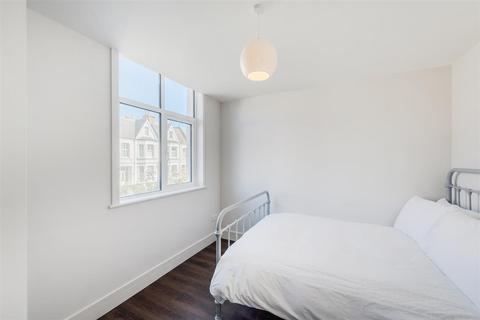 2 bedroom flat for sale, Stile Hall Gardens, London, W4