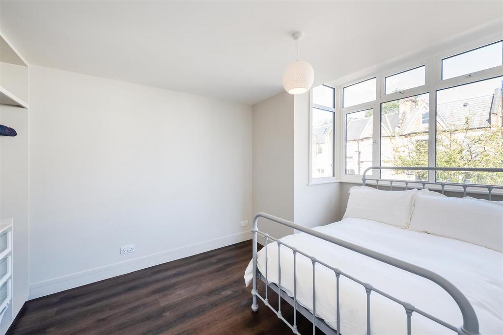 2, 52 Stile Hall Gardens (2).jpg