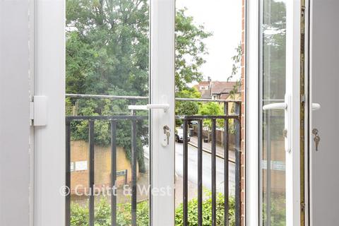 3 Abbots Rise, Redhill, RH1 1LL