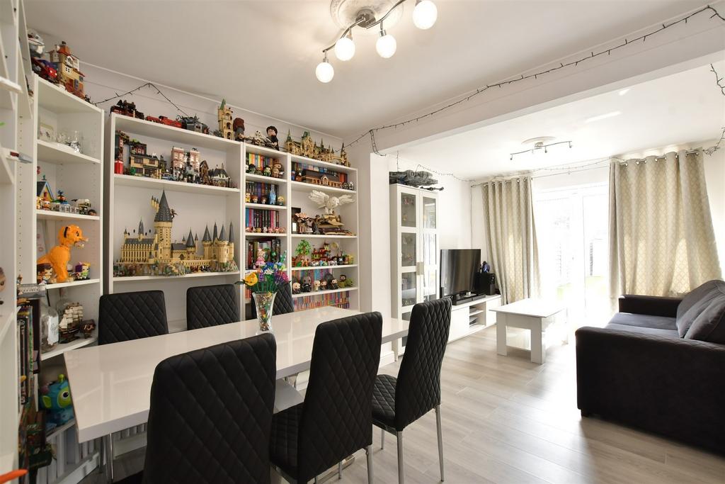 Lounge/ Dining Room