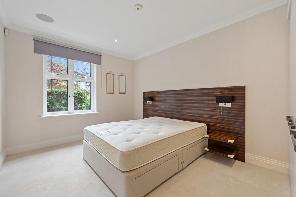 RQTEC Flat 3 Broomfield Court 2 Beaumont Close Bed
