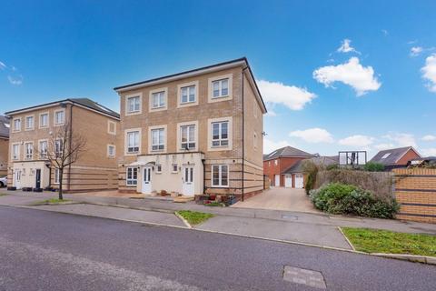 4 bedroom semi-detached house to rent, Kings Reach, Langley SL3