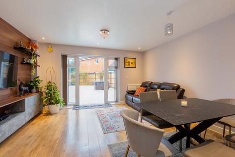 4 bedroom semi-detached house to rent, Kings Reach, Langley SL3