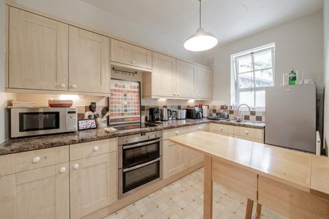 1 bedroom flat for sale, Vicarage Crescent, London, SW11