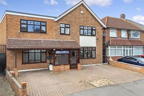 6 bedroom detached house to rent, Donald Drive, Romford, RM6