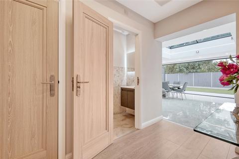 6 bedroom detached house to rent, Donald Drive, Romford, RM6