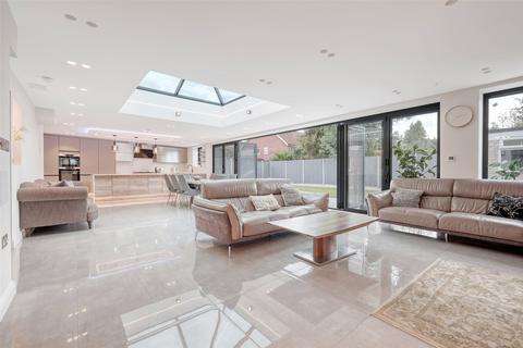6 bedroom detached house to rent, Donald Drive, Romford, RM6
