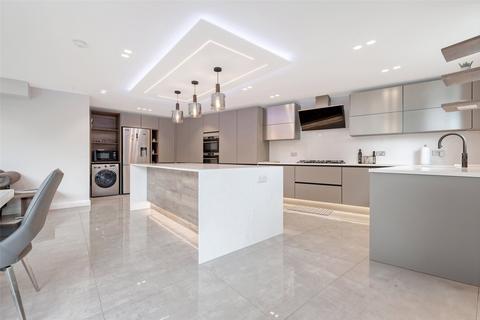 6 bedroom detached house to rent, Donald Drive, Romford, RM6