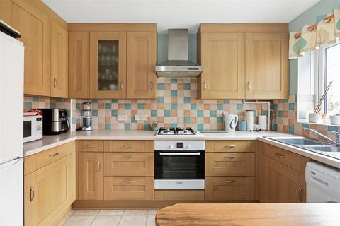 9 Gwynne Road, Caterham, CR3 5FH