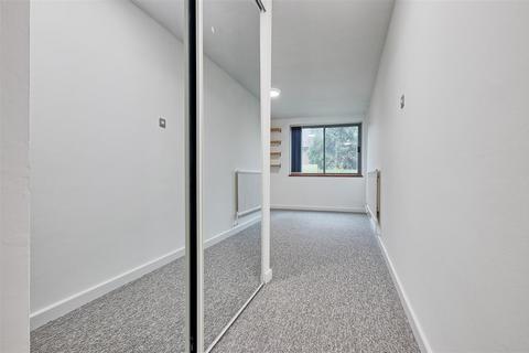 Studio to rent, Manhattan Drive, Cambridge