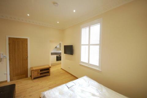 Studio to rent, Russell Street, Reading, Berkshire, RG1