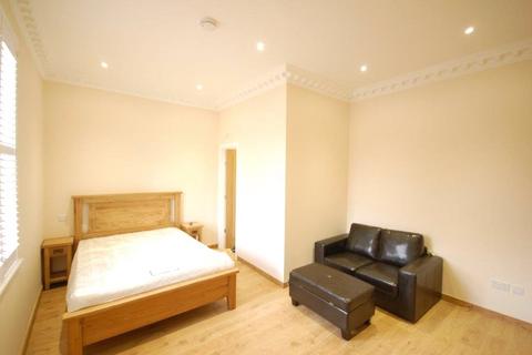 Studio to rent, Russell Street, Reading, Berkshire, RG1