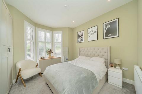 1 bedroom flat for sale, Ferme Park Road, London N8