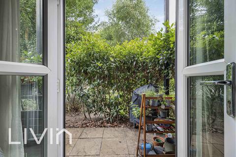2 bedroom ground floor flat for sale, Isis House, London SE20