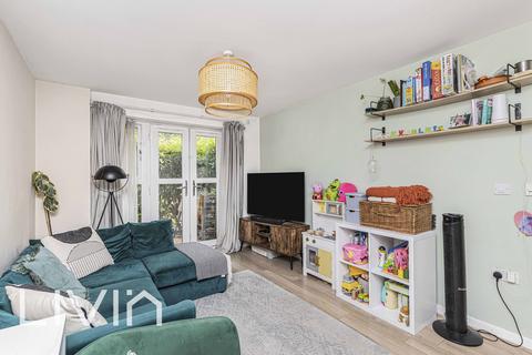 2 bedroom ground floor flat for sale, Isis House, London SE20