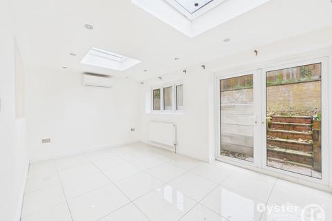 5 bedroom semi-detached house to rent, Wellsfield, Bushey, WD23