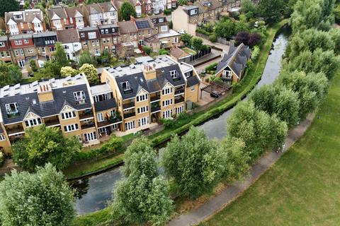 3 bedroom flat for sale, Bayswater Close, London N13