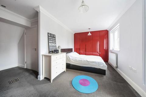 3 bedroom flat for sale, Bayswater Close, London N13