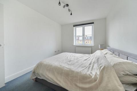 3 bedroom flat for sale, Bayswater Close, London N13
