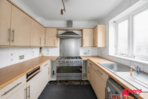 2 bedroom terraced house for sale, Faringdon Avenue, Romford, RM3