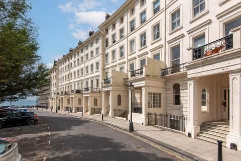 1 bedroom flat to rent, Crescent Court, Adelaide Crescent, Hove