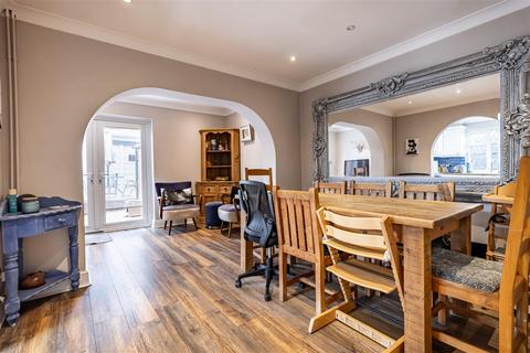 4 bedroom end of terrace house for sale, Upper Swaines, Epping