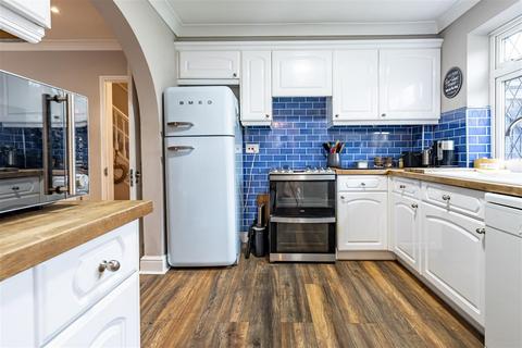 4 bedroom end of terrace house for sale, Upper Swaines, Epping