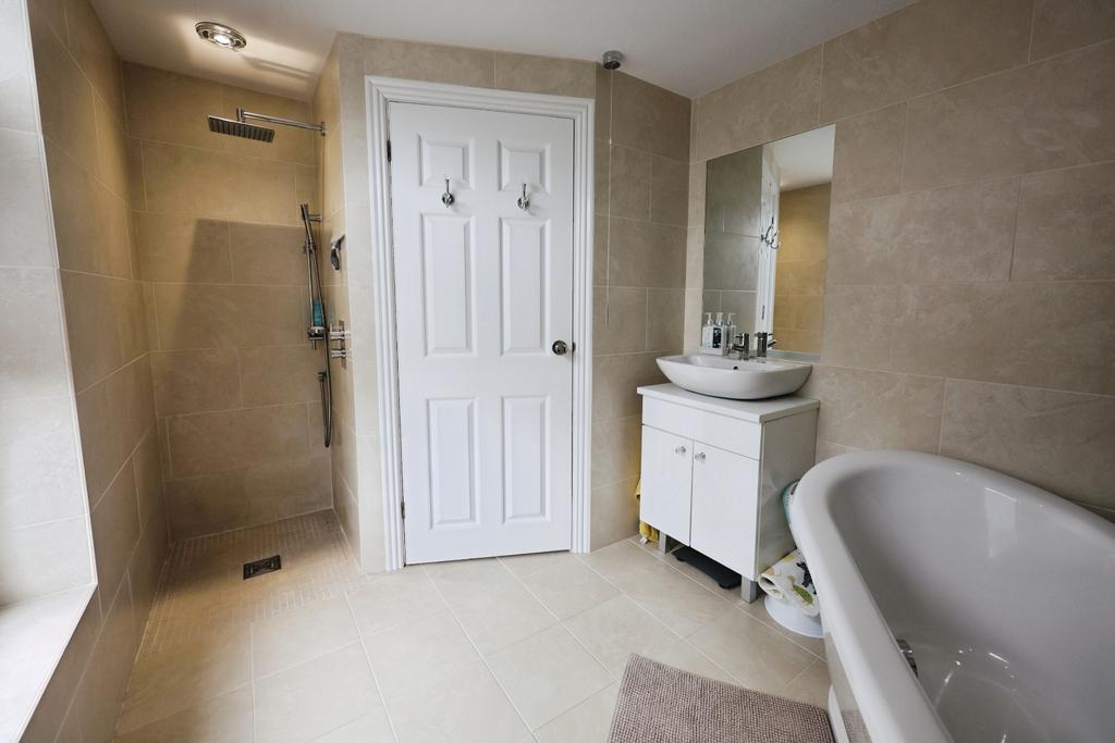 Pbox-bathroom-316566.JPG