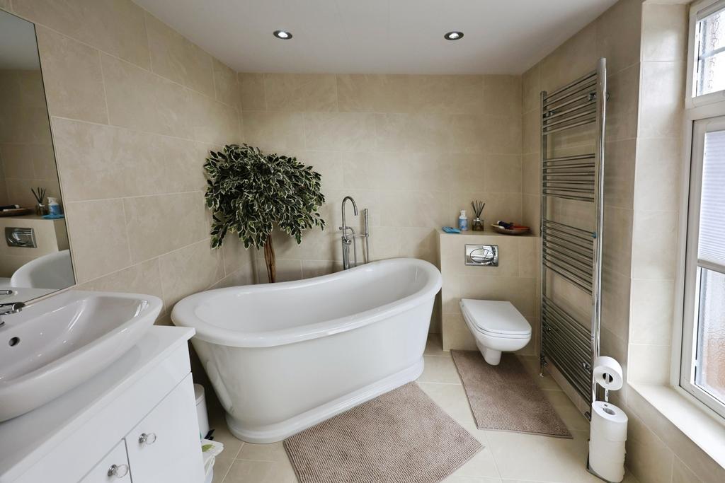 Pbox-bathroom-316566.JPG