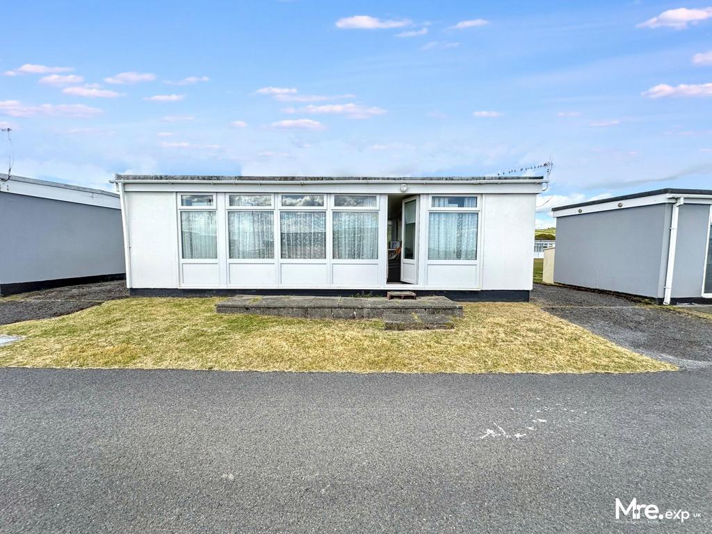 Detached house exterior, driveway