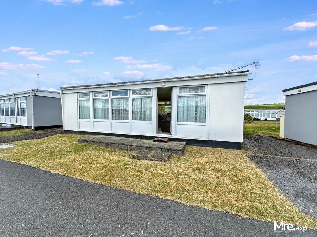 Detached house exterior, driveway