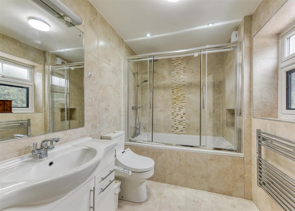 The Cottage-bed1 ensuite.jpg