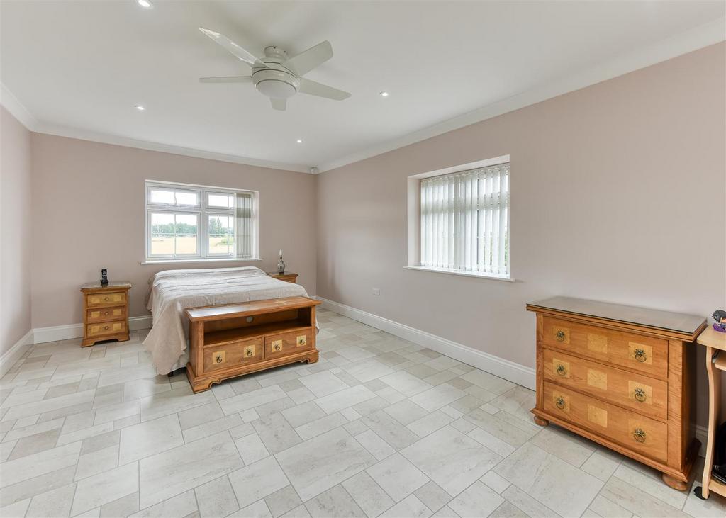 The Cottage-bed5a.jpg