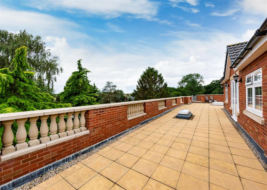 The Cottage-balcony1.jpg