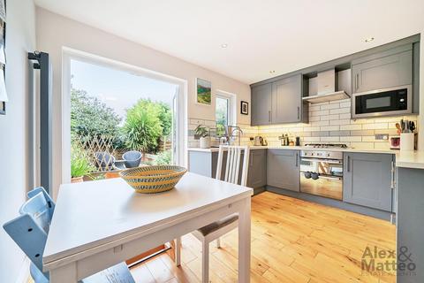 39 Tarragon Close, London, SE14 6DL
