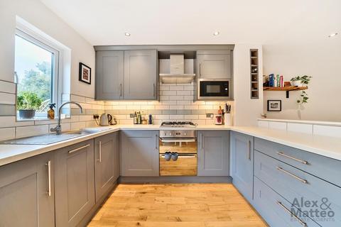 39 Tarragon Close, London, SE14 6DL