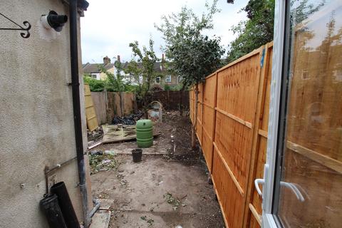3 bedroom terraced house to rent, Latimer Avenue, London, E6