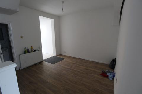 3 bedroom terraced house to rent, Latimer Avenue, London, E6