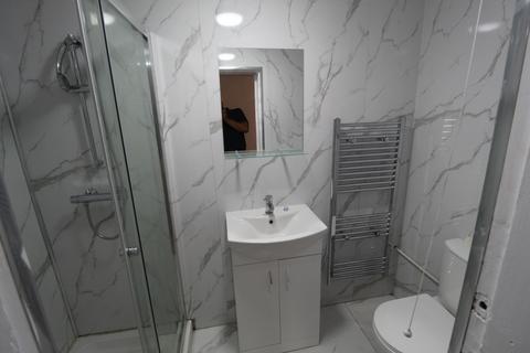 3 bedroom terraced house to rent, Latimer Avenue, London, E6
