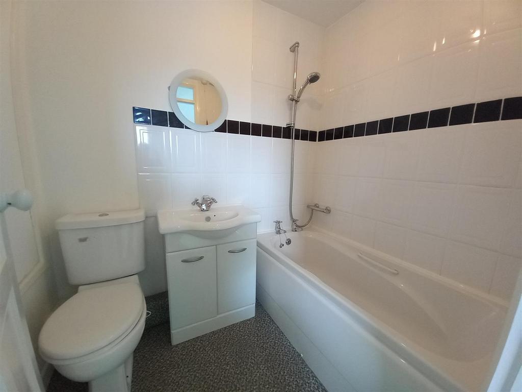 4 Copper Close Bathroom.jpg