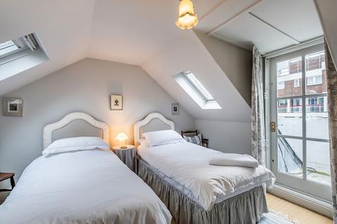 17 Alderney Street, London, SW1V 4ES