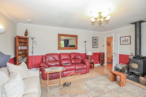 19 Grahams Avenue, Lochwinnoch, PA12 4EG