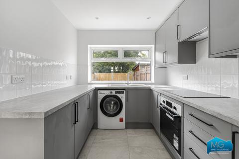 2 bedroom terraced house to rent, Chatsworth Drive, Enfield, EN1
