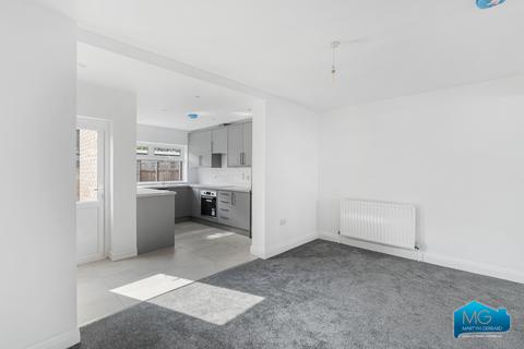 2 bedroom terraced house to rent, Chatsworth Drive, Enfield, EN1